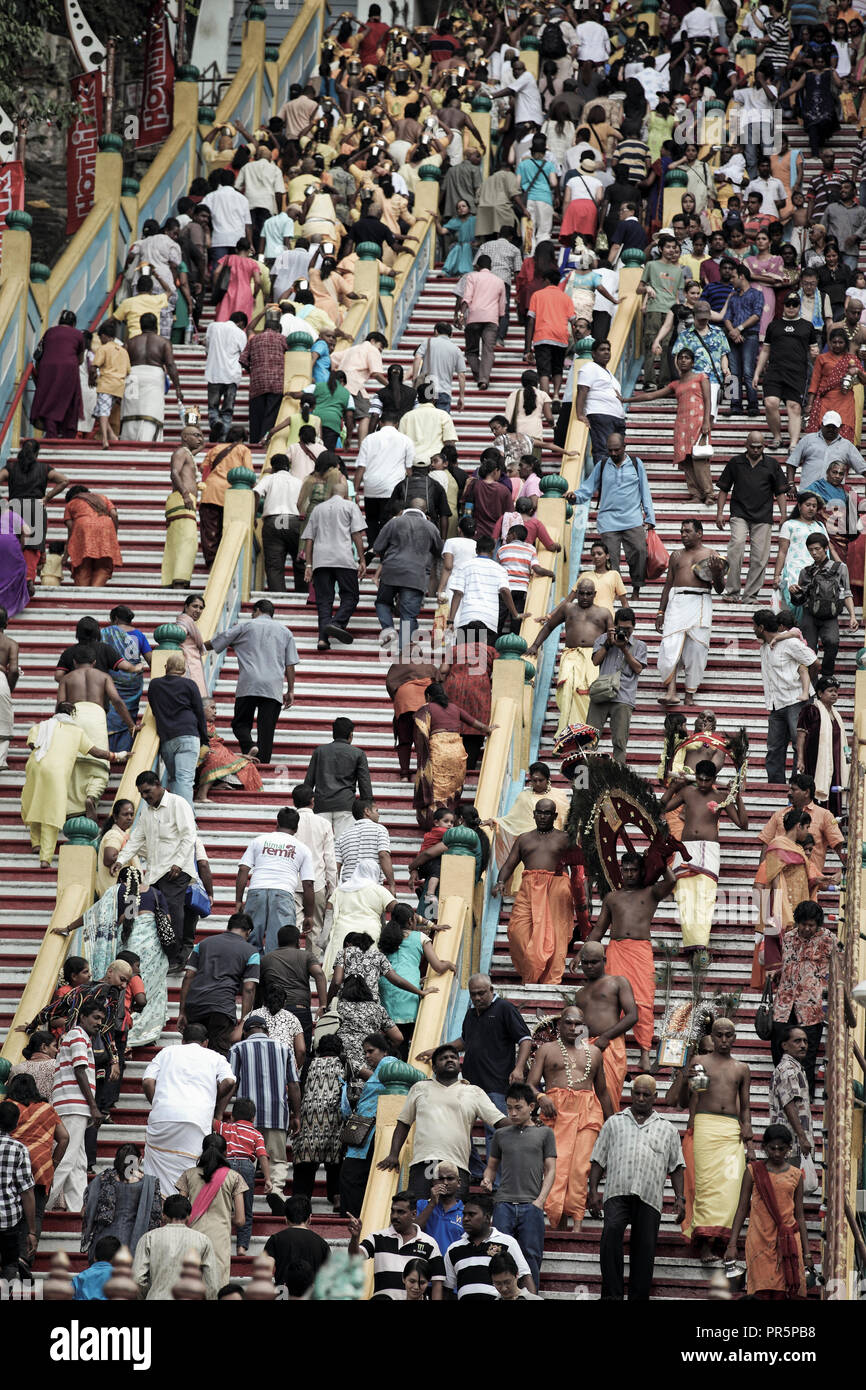 Les gens qui marchent sur les mesures de grottes de Batu temple pendant Thaipusam festival à Batu Caves, Selangor, Malaisie Banque D'Images