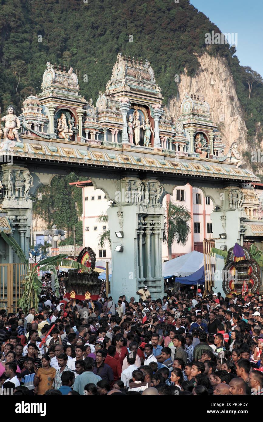 Foule au festival de Thaipusam dans les grottes de Batu, en Malaisie Banque D'Images