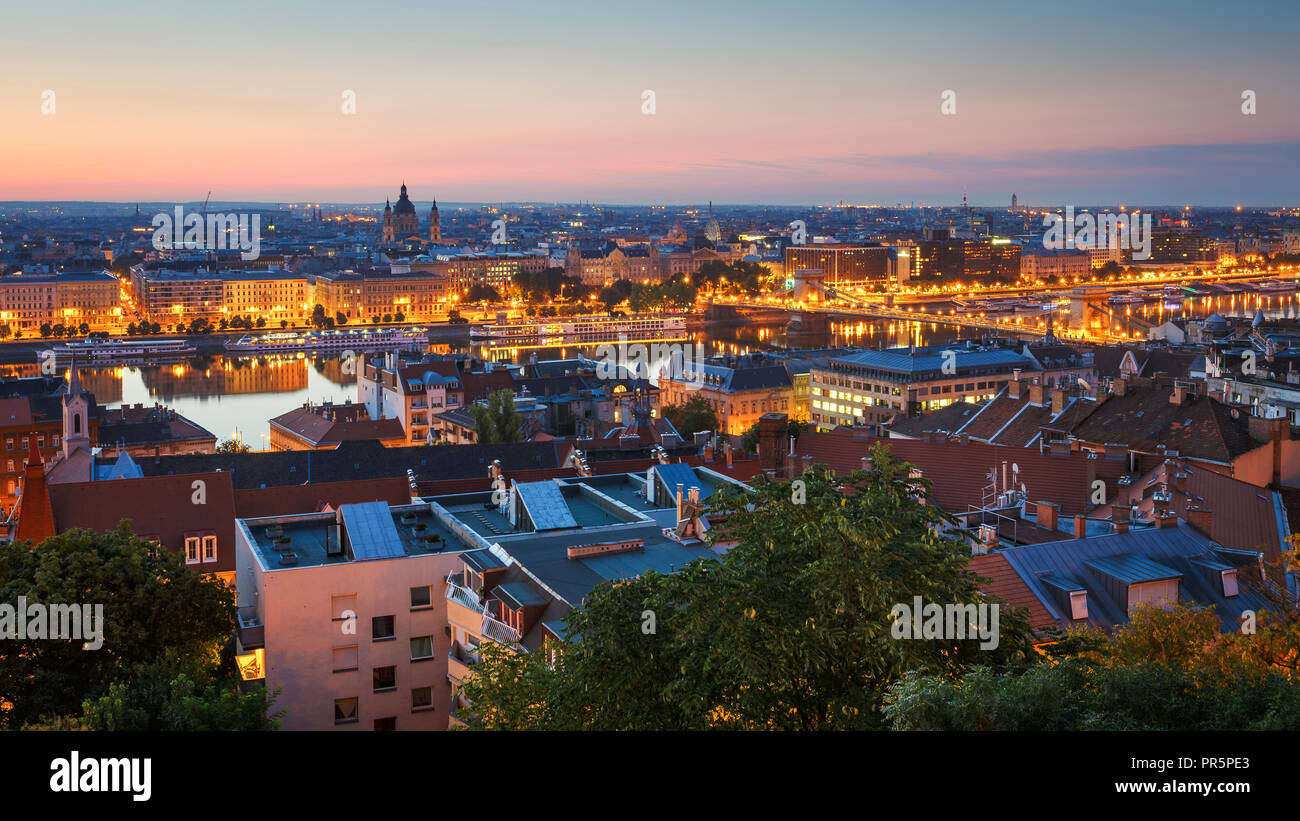 Vue de la basilique Saint-Étienne et le centre-ville de Budapest à partir du Bastion des Pêcheurs. Banque D'Images