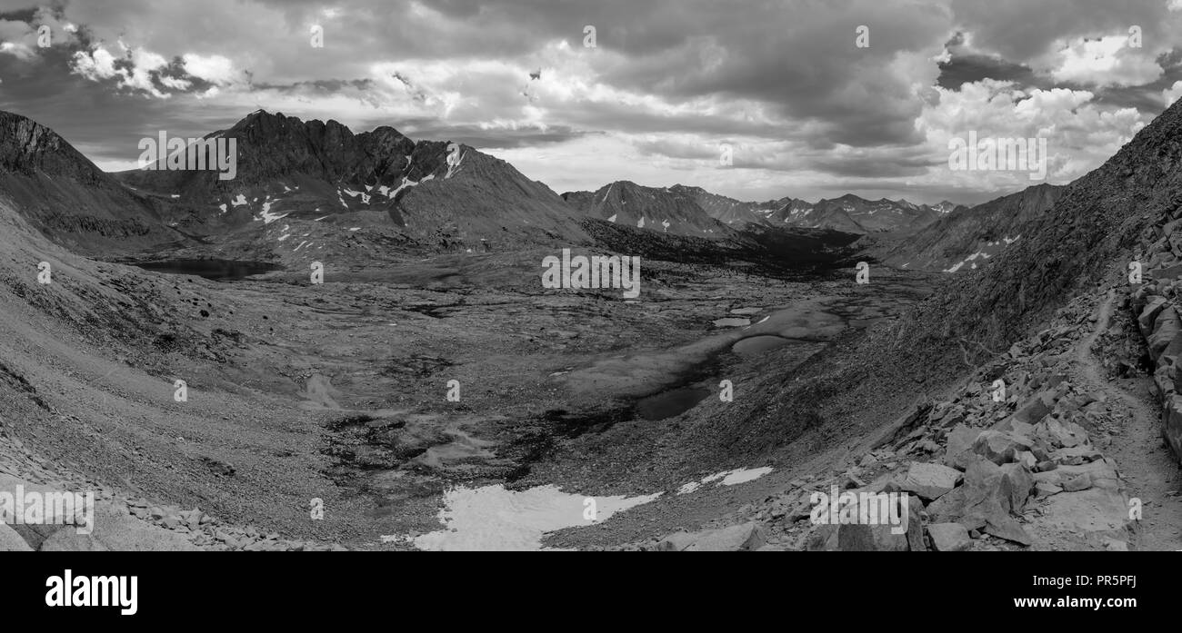 Vue depuis le sud du col de Mather. John Muir Trail/Pacific Crest Trail ; Sequoia Kings Canyon désert, le Parc National Kings Canyon, Sierra Nevada M Banque D'Images