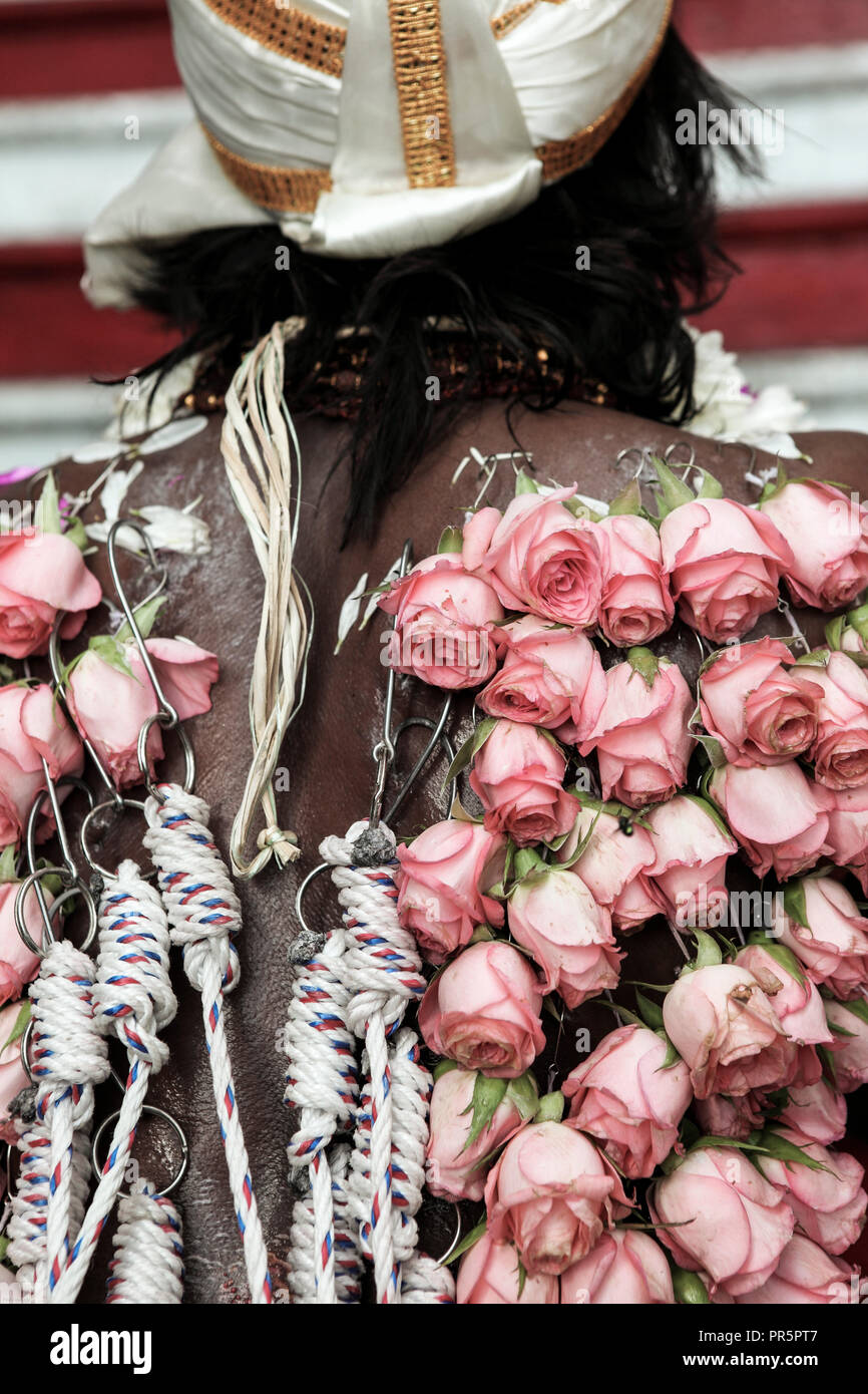 L'homme hindou avec fortement percé pendant Thaipusam festival à Batu Caves, Malaisie Banque D'Images