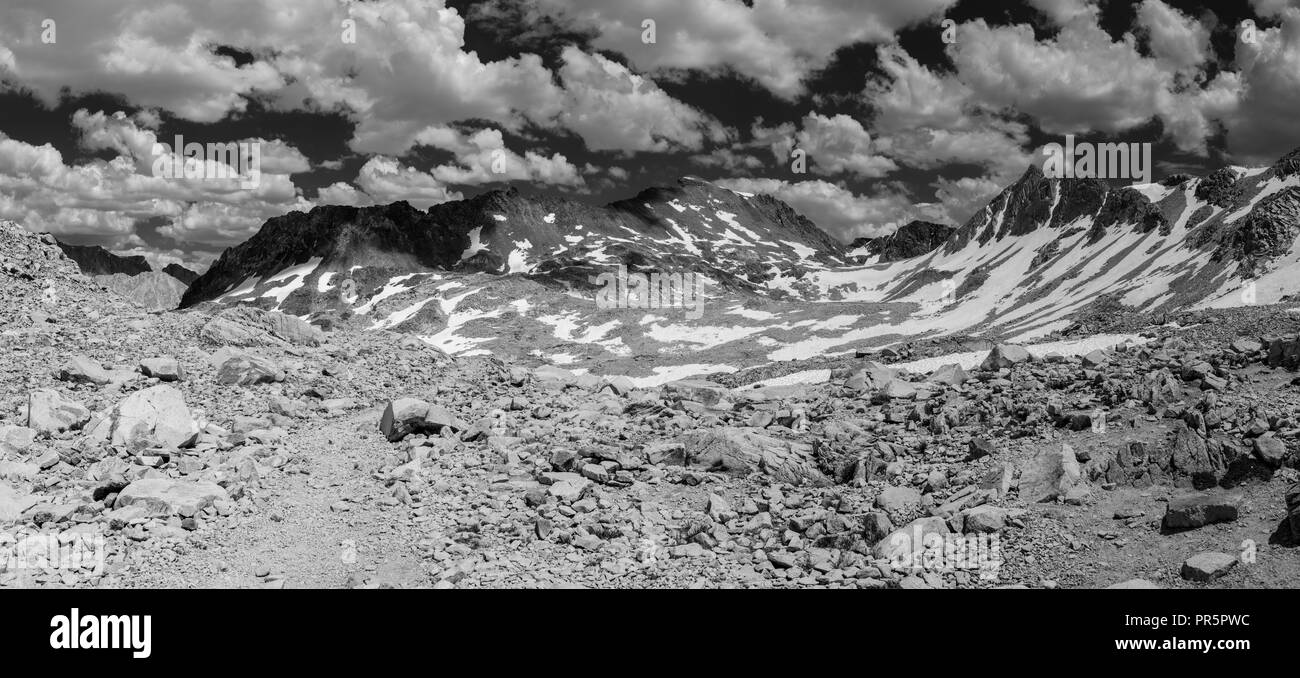 En regardant vers le sud de Muir Pass. John Muir Trail/Pacific Crest Trail ; Sequoia Kings Canyon désert, le Parc National Kings Canyon, Sierra Nevada Banque D'Images