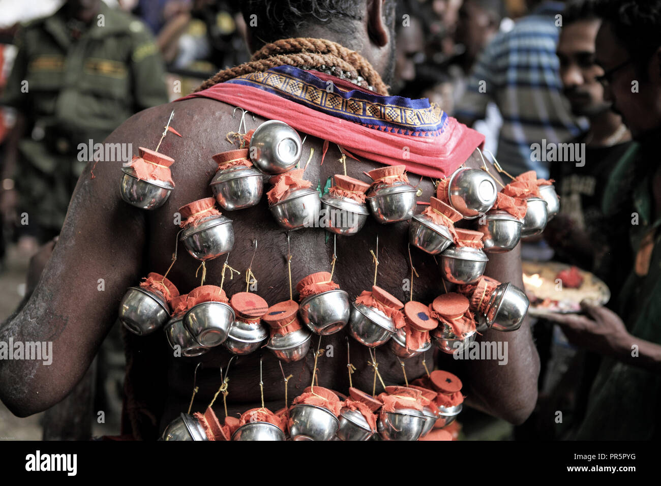 L'homme hindou avec fortement percé pendant Thaipusam festival à Batu Caves, Malaisie Banque D'Images