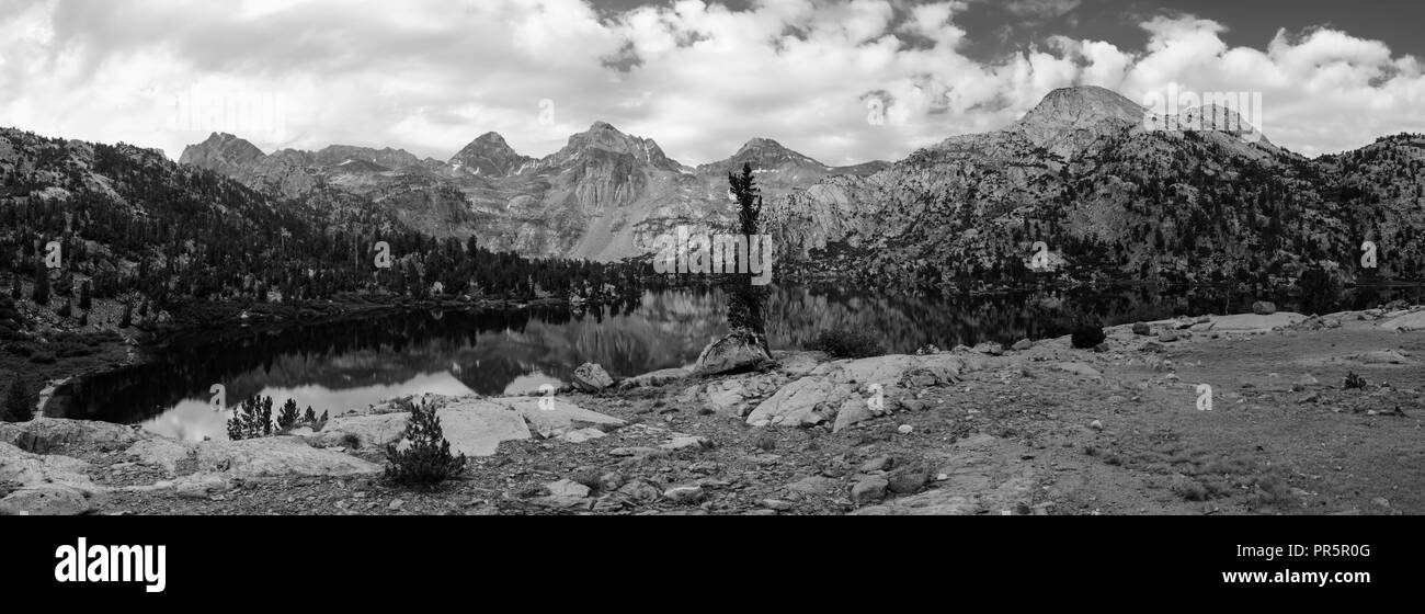 Couvert vue de Rae Lakes, John Muir Trail/Pacific Crest Trail ; Sequoia Kings Canyon désert, le Parc National Kings Canyon, Sierra Nevada Banque D'Images