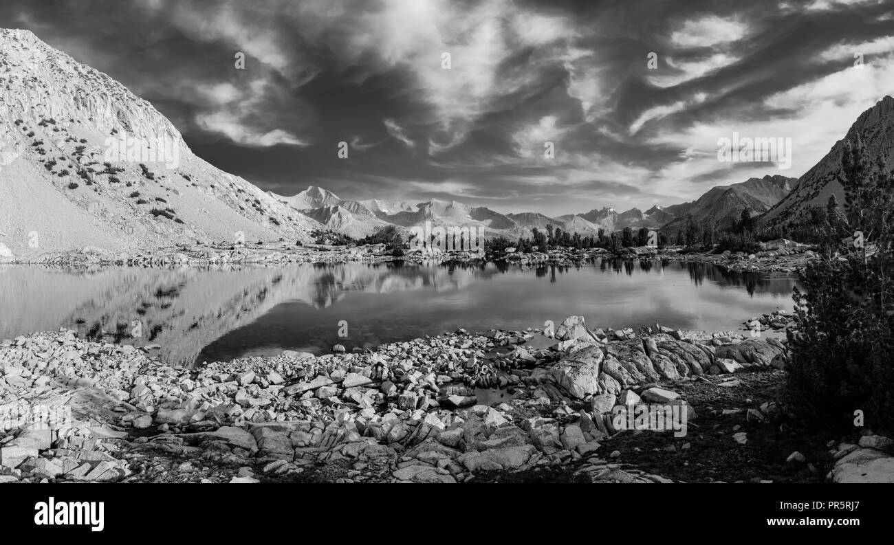 Au lever du soleil sur un lac sans nom (juste en aval du lac Marjorie). John Muir Trail/Pacific Crest Trail ; Sequoia Kings Canyon Wilderness ; Kings Cany Banque D'Images