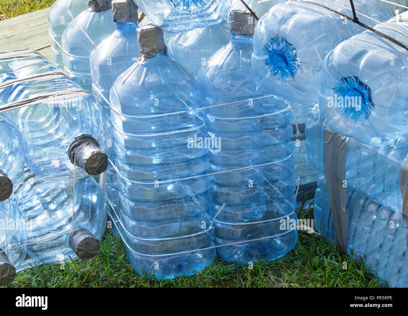 Grandes bouteilles d'eau à être réutilisés Banque D'Images