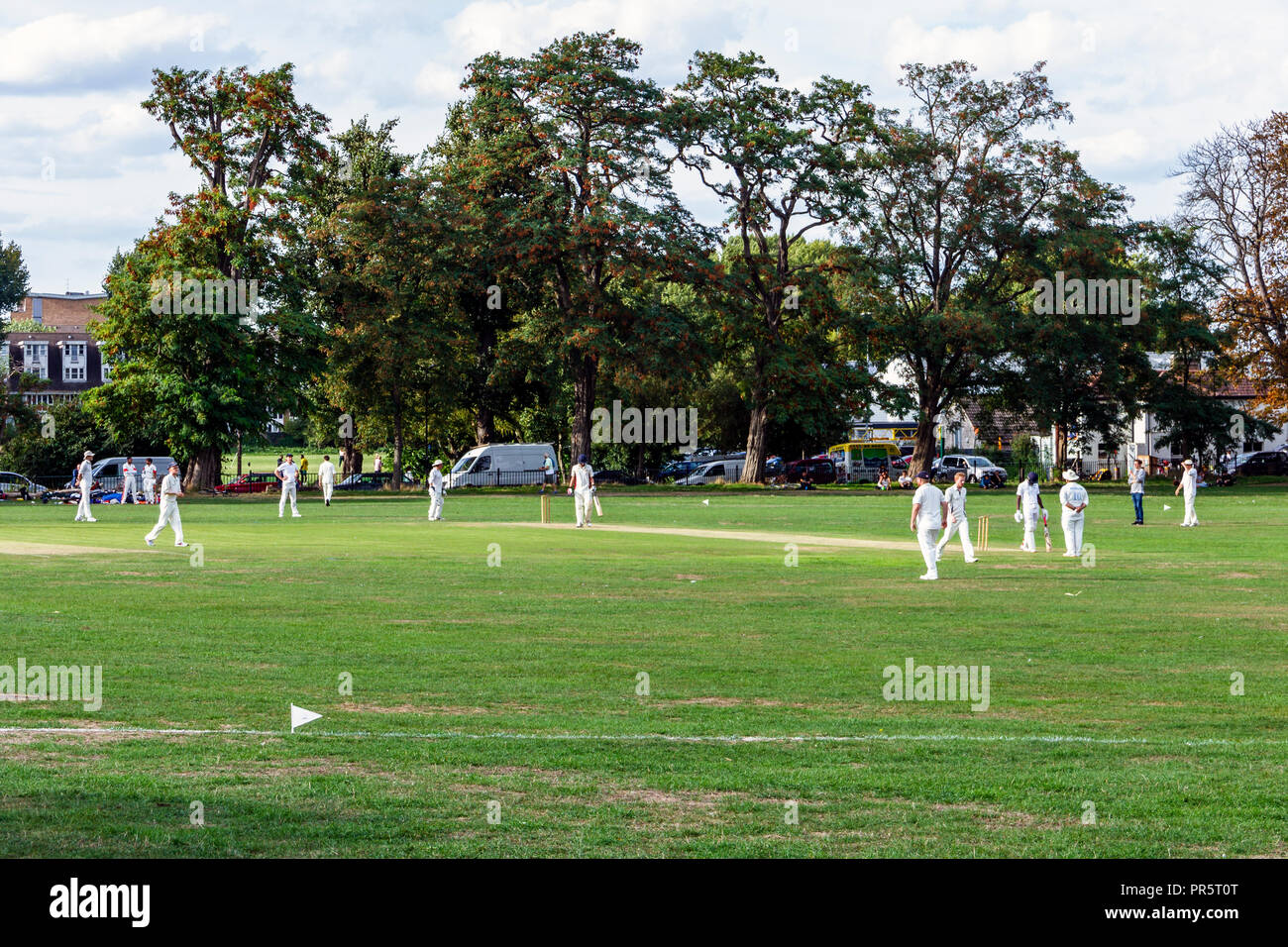Un match de cricket dimanche à Springfield Park par la rivière Lea, London, UK Banque D'Images