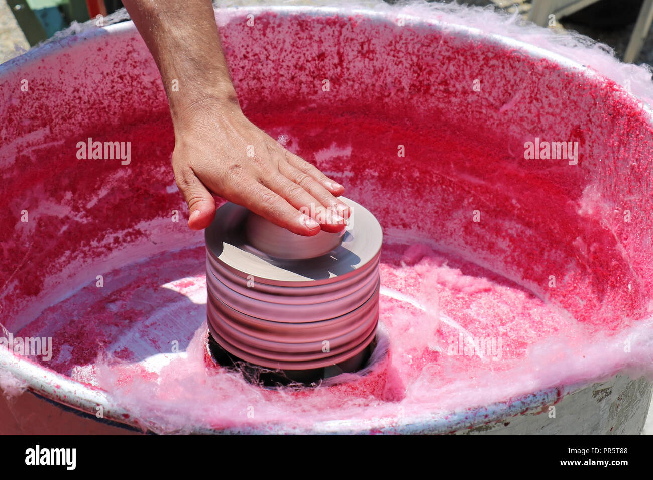 La main des hommes travaillant sur machine à barbe à la préparation de bonbons à l'agriculture locale juste Banque D'Images