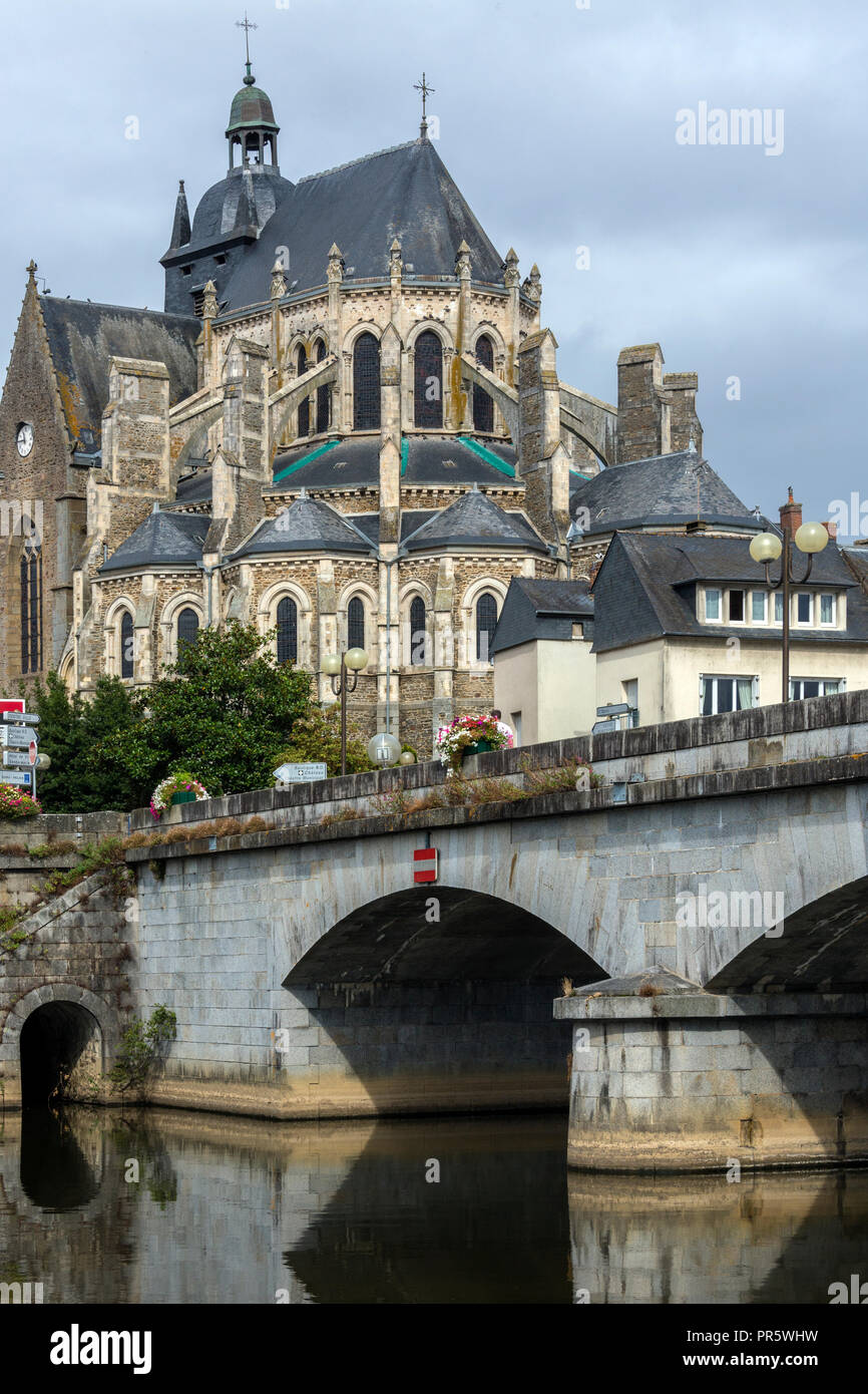 La ville de Mayenne en région Pays de la Loire au nord-ouest de la France. Nommé d'après la Mayenne, qui s'écoule à travers la ville. Banque D'Images