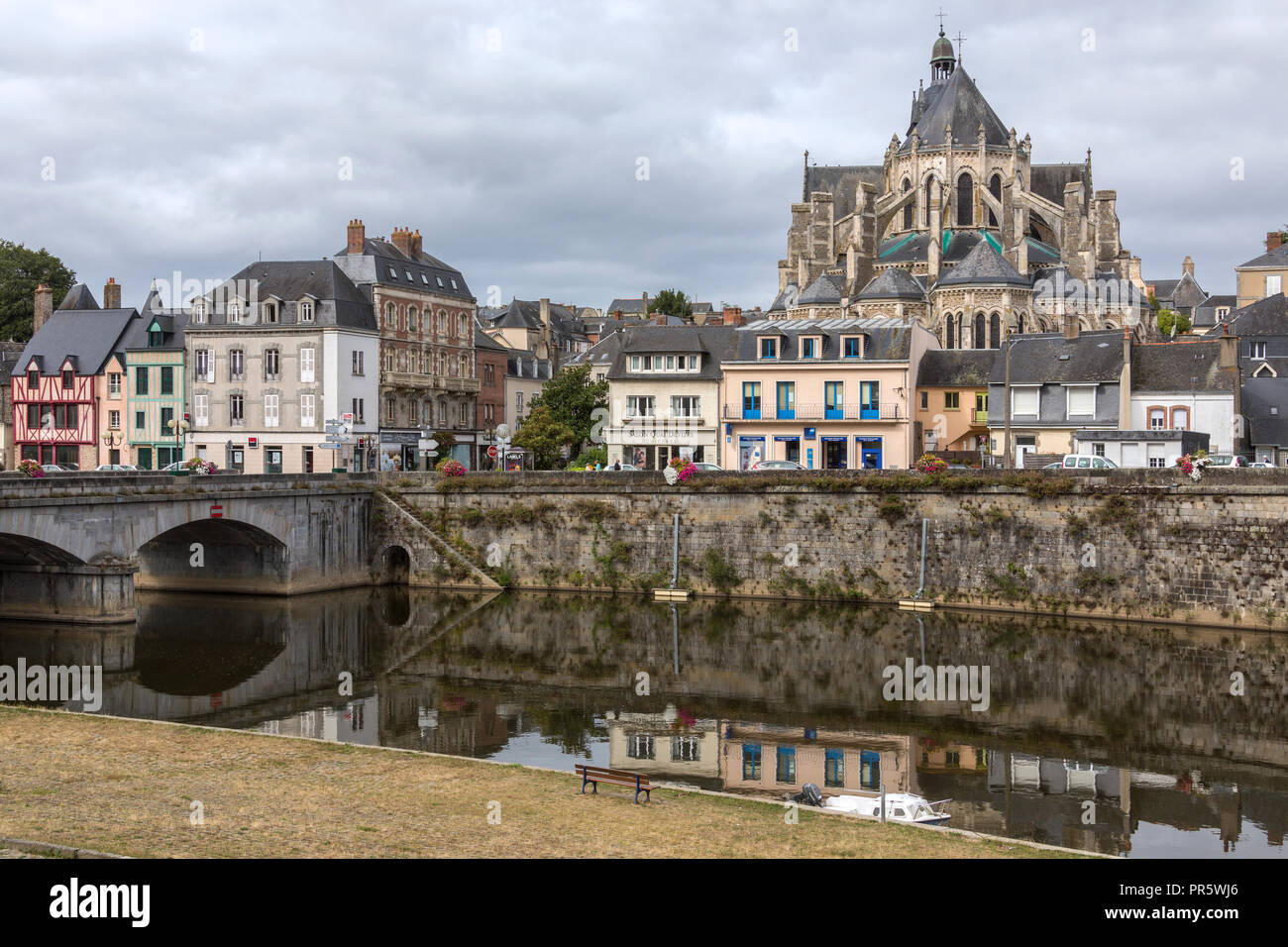 La ville de Mayenne en région Pays de la Loire au nord-ouest de la France. Nommé d'après la Mayenne, qui s'écoule à travers la ville. Banque D'Images