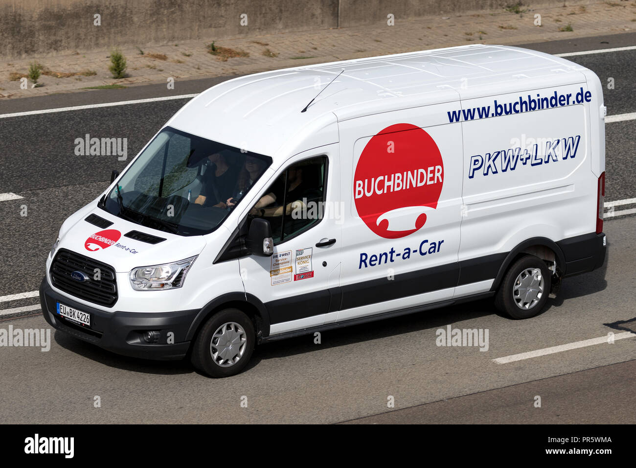 Ford Transit de Buchbinder sur autoroute. Buchbinder est une compagnie de location de voiture et d'une partie des Français Europcar Groupe de mobilité. Banque D'Images