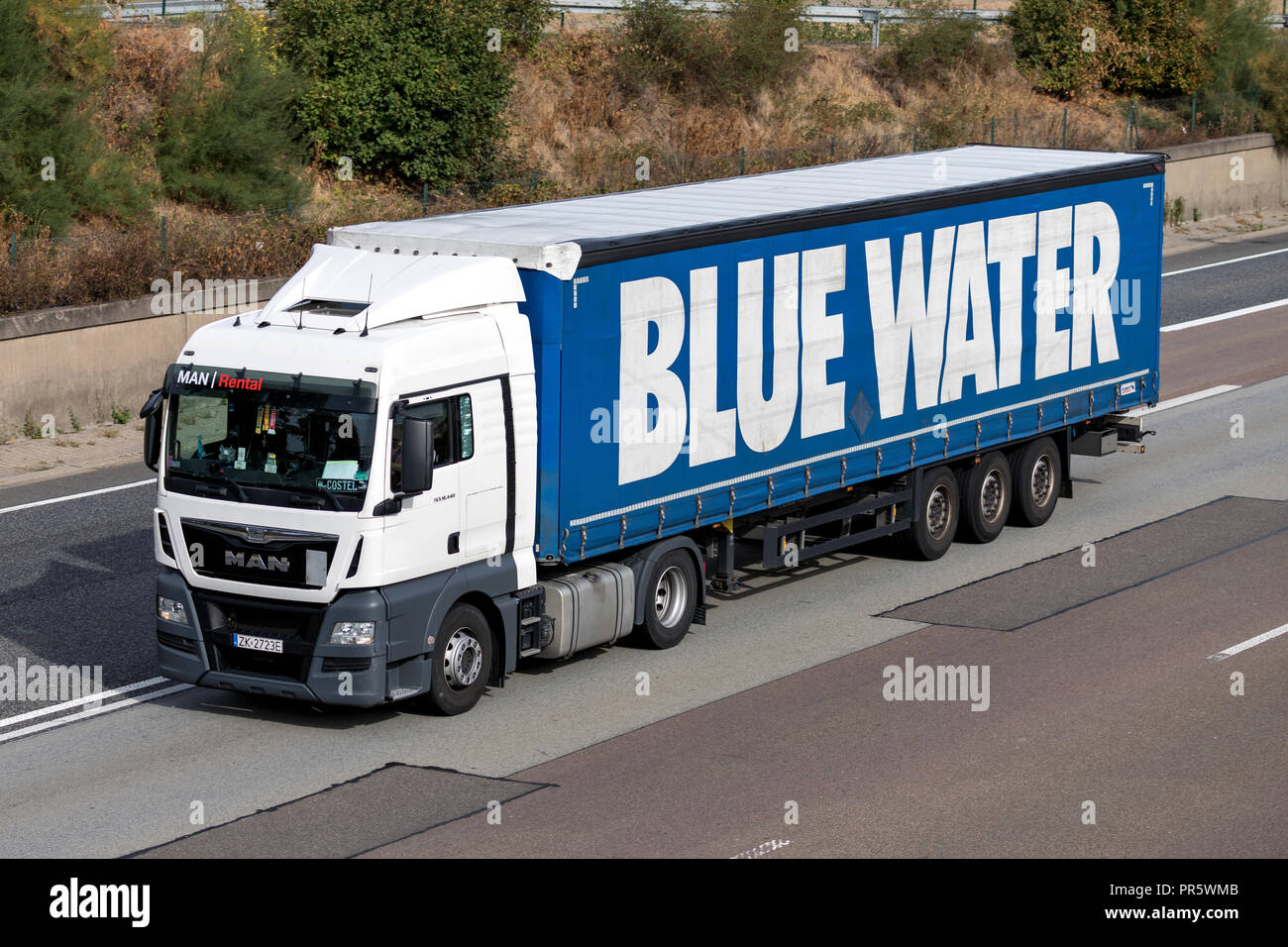 Le camion d'eau bleu sur autoroute. L'eau bleue est un fournisseur global de tous les services de logistique dans la gestion de la chaîne d'approvisionnement. Banque D'Images