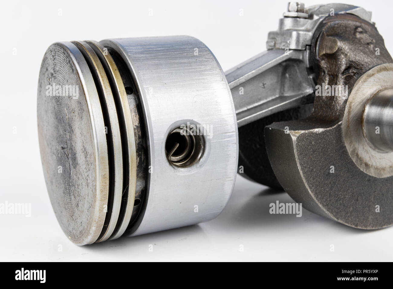 Le piston et le vilebrequin d'un petit moteur à explosion sur un tableau  blanc. Pièces de rechange pour la mécanique. Arrière-plan blanc Photo Stock  - Alamy