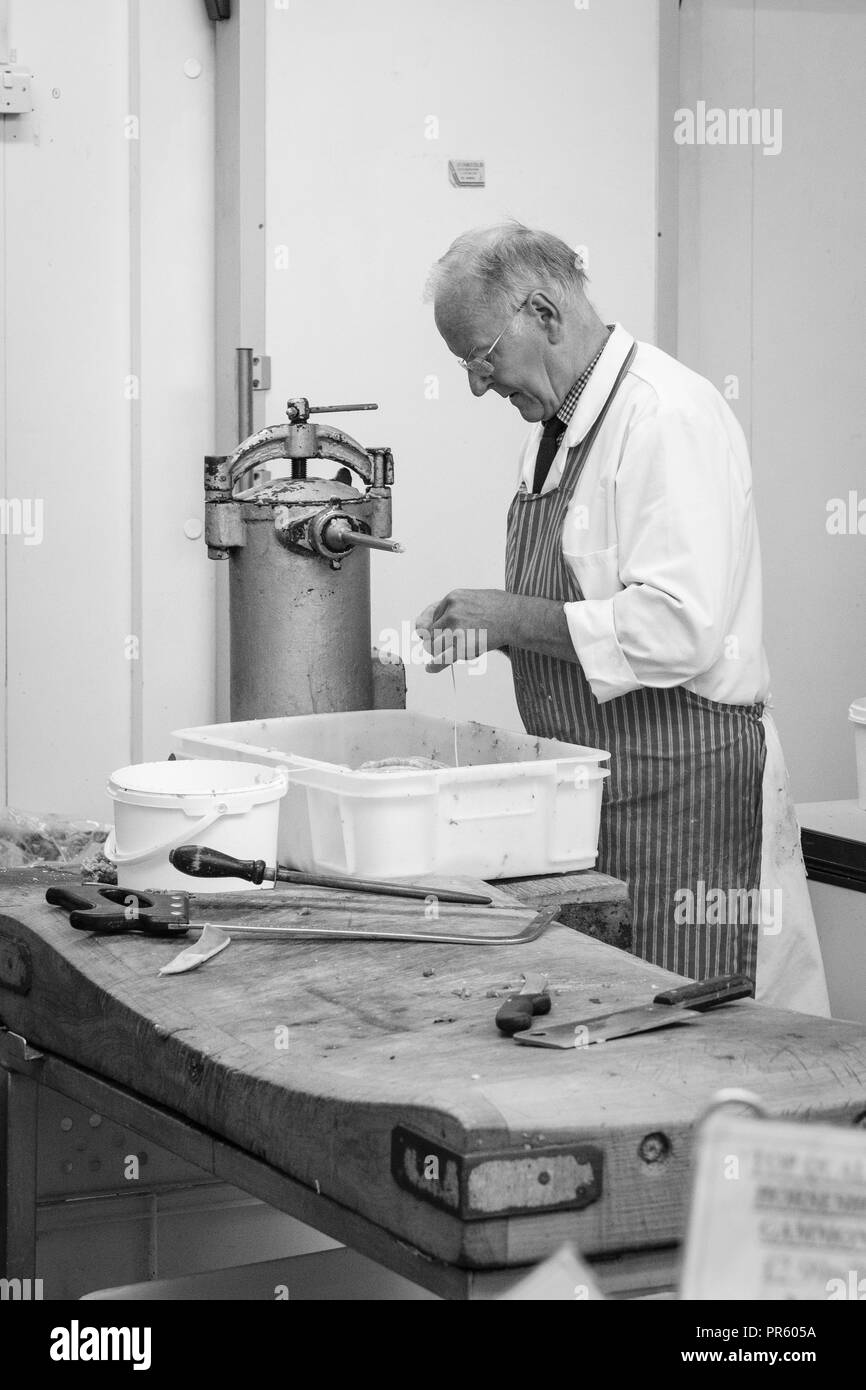 Les bouchers au travail à Bradford's Shopping Centre, Oastler Bradford, West Yorkshire, Royaume-Uni Banque D'Images