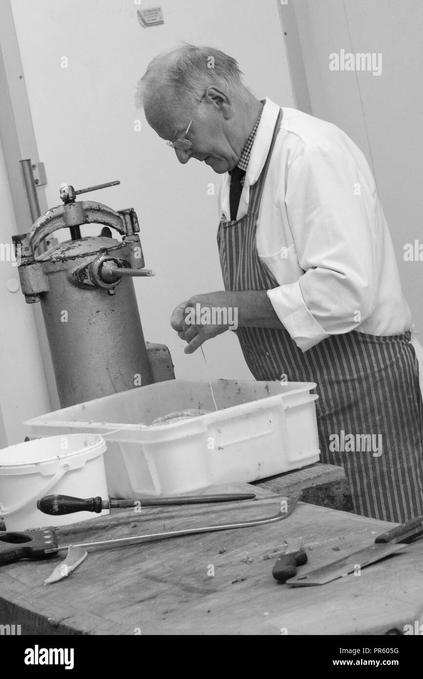 Les bouchers au travail à Bradford's Shopping Centre, Oastler Bradford, West Yorkshire, Royaume-Uni Banque D'Images