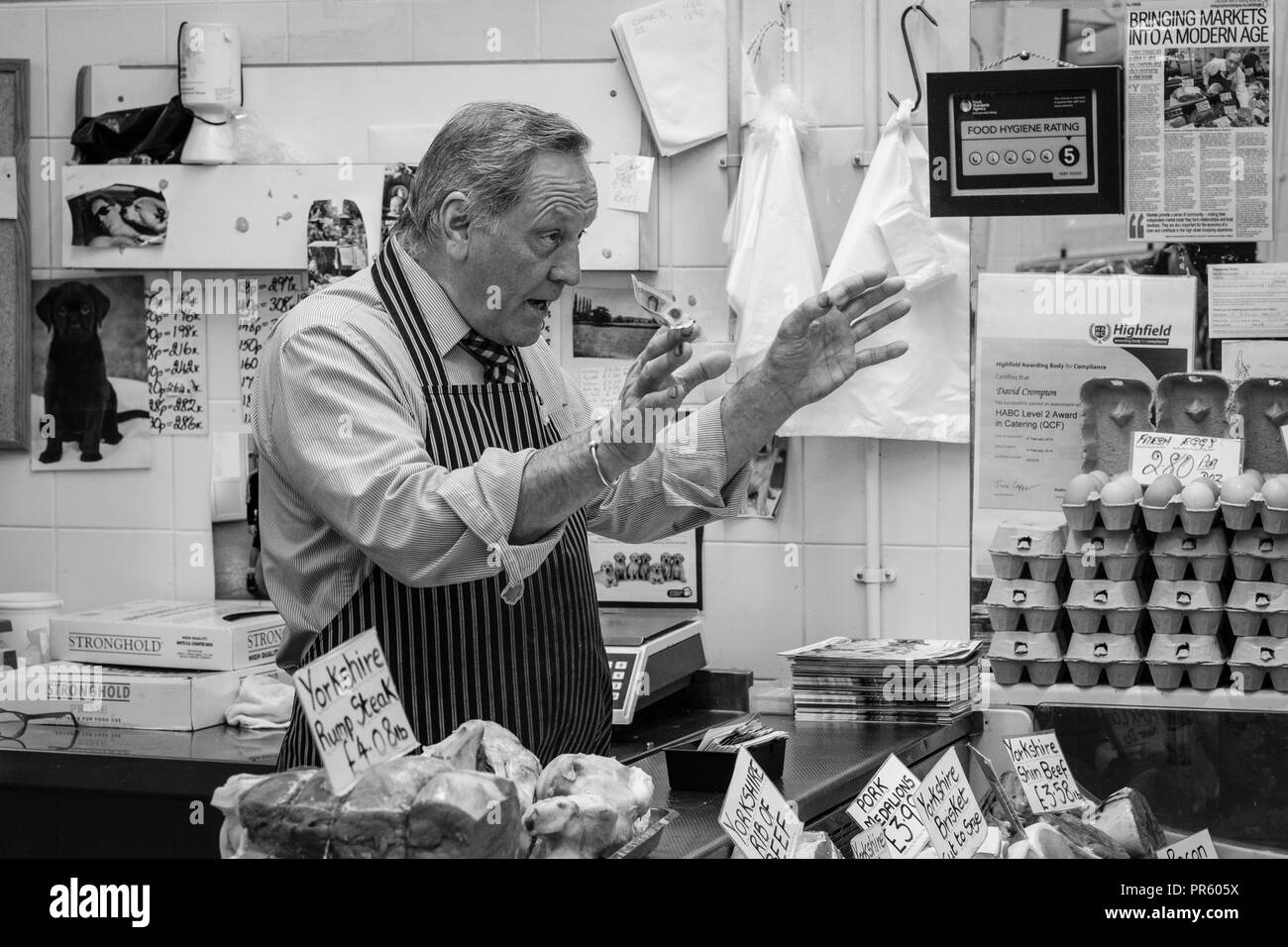 Les bouchers au travail à Bradford's Shopping Centre, Oastler Bradford, West Yorkshire, Royaume-Uni Banque D'Images