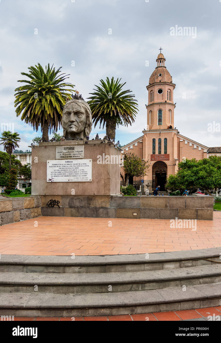 Ruminawi Monument et église de San Luis, Parc Simon Bolivar, Otavalo, dans la province d'Imbabura, Équateur Banque D'Images