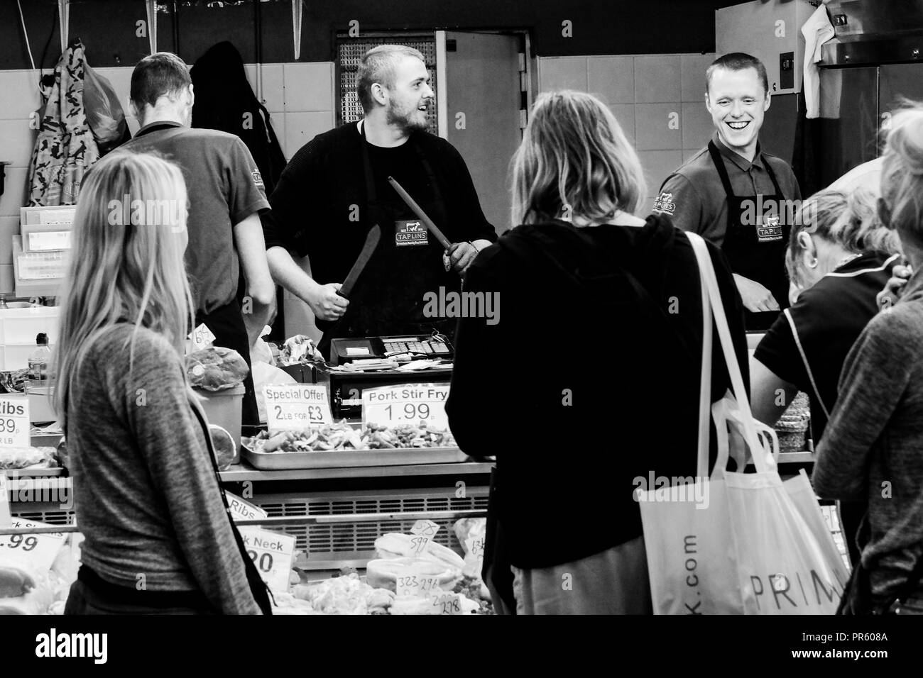 Les bouchers au travail à Bradford's Shopping Centre, Oastler Bradford, West Yorkshire, Royaume-Uni Banque D'Images