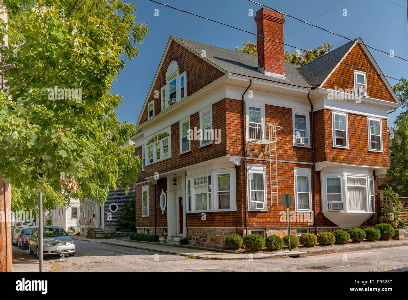 Grande maison sur Mt Vernon St , avec carreaux marron bardage extérieur, Newport Rhode Island, USA Banque D'Images