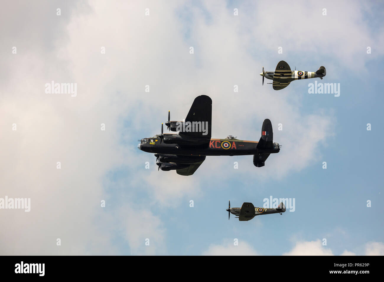 Bombardier Lancaster et deux avions Spitfire formation memorial flight à WW2 jour. Banque D'Images