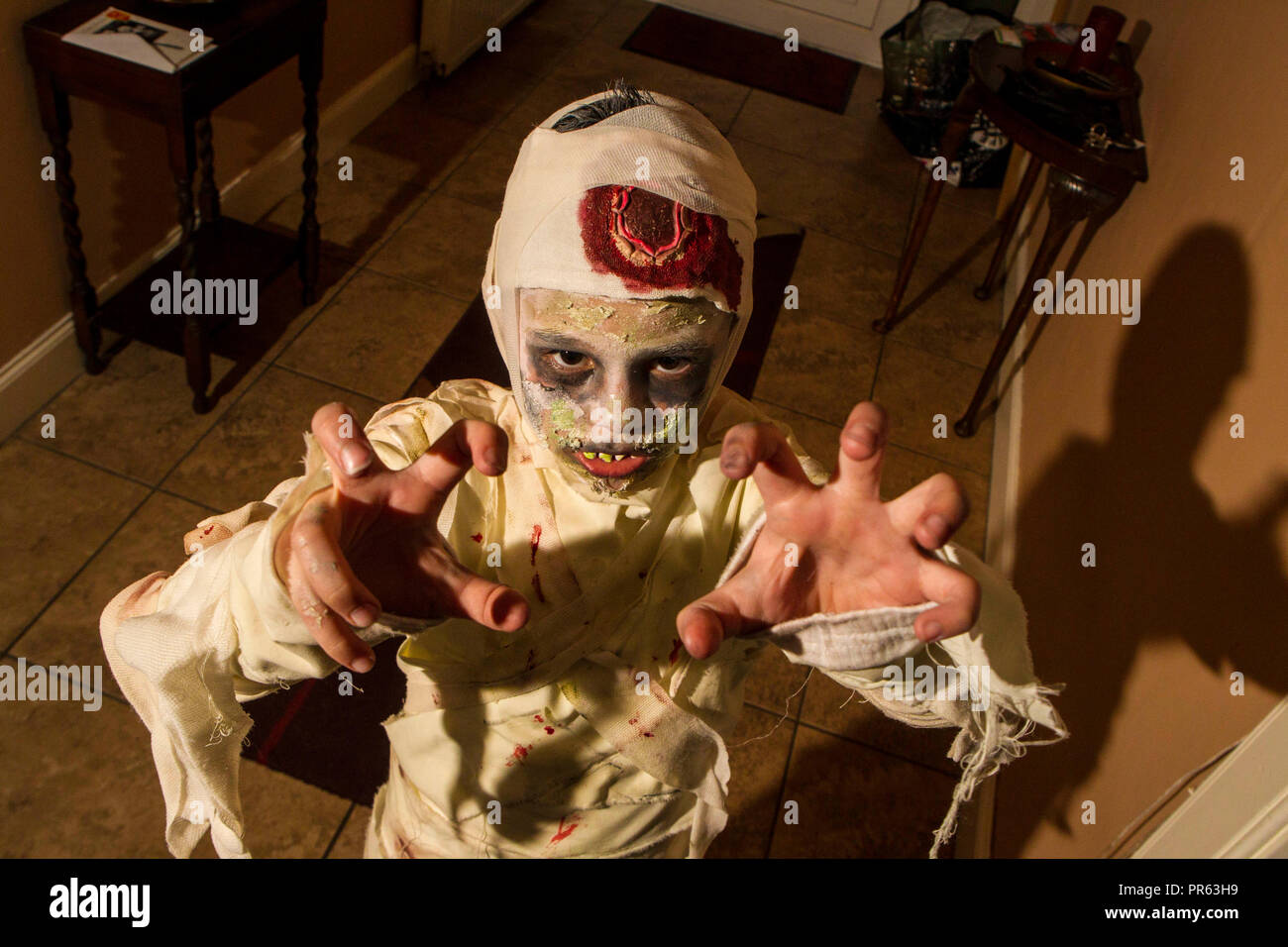 Garçon habillé comme maman pour trick or treat Banque D'Images