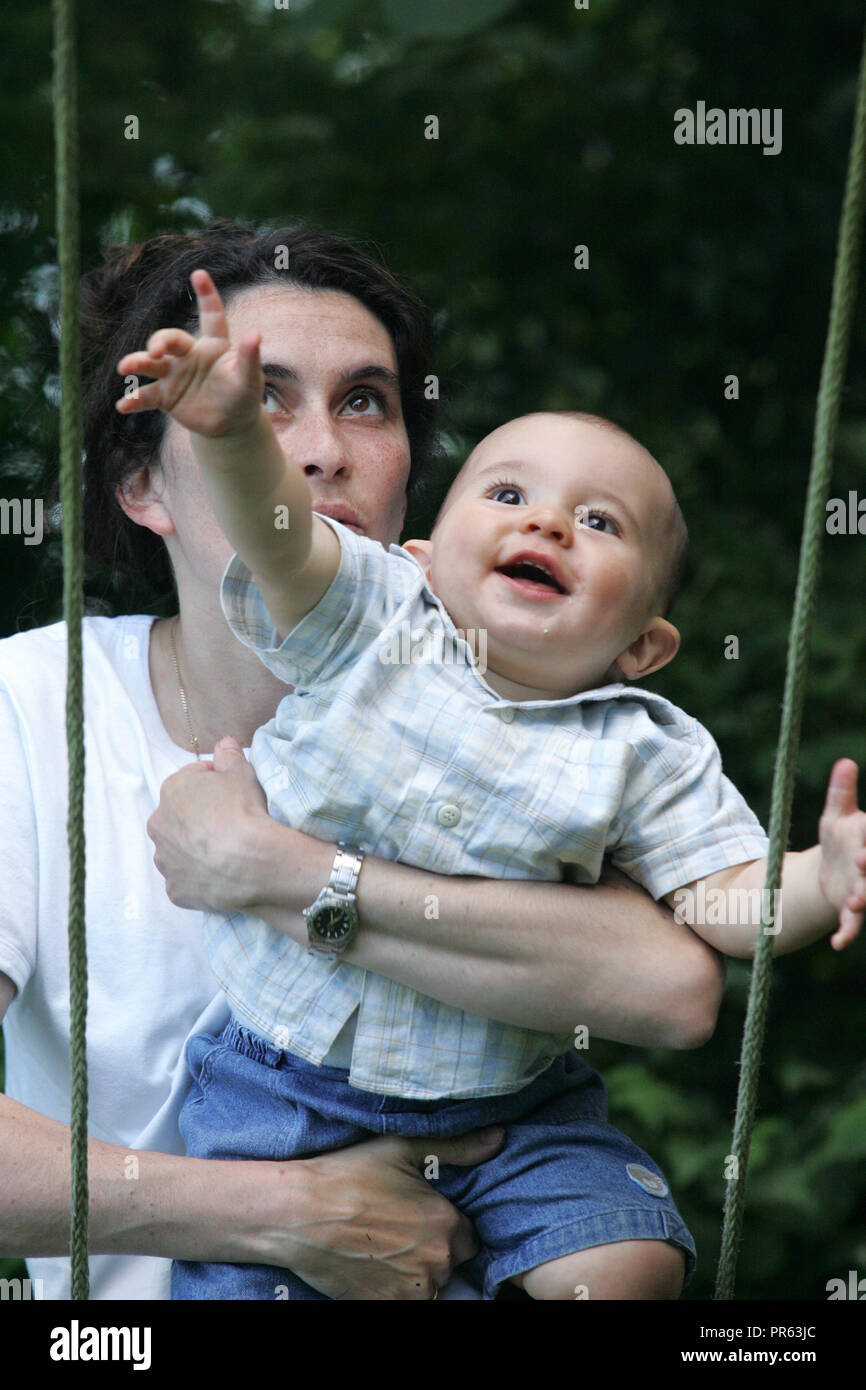 Mère et enfant on swing Banque D'Images