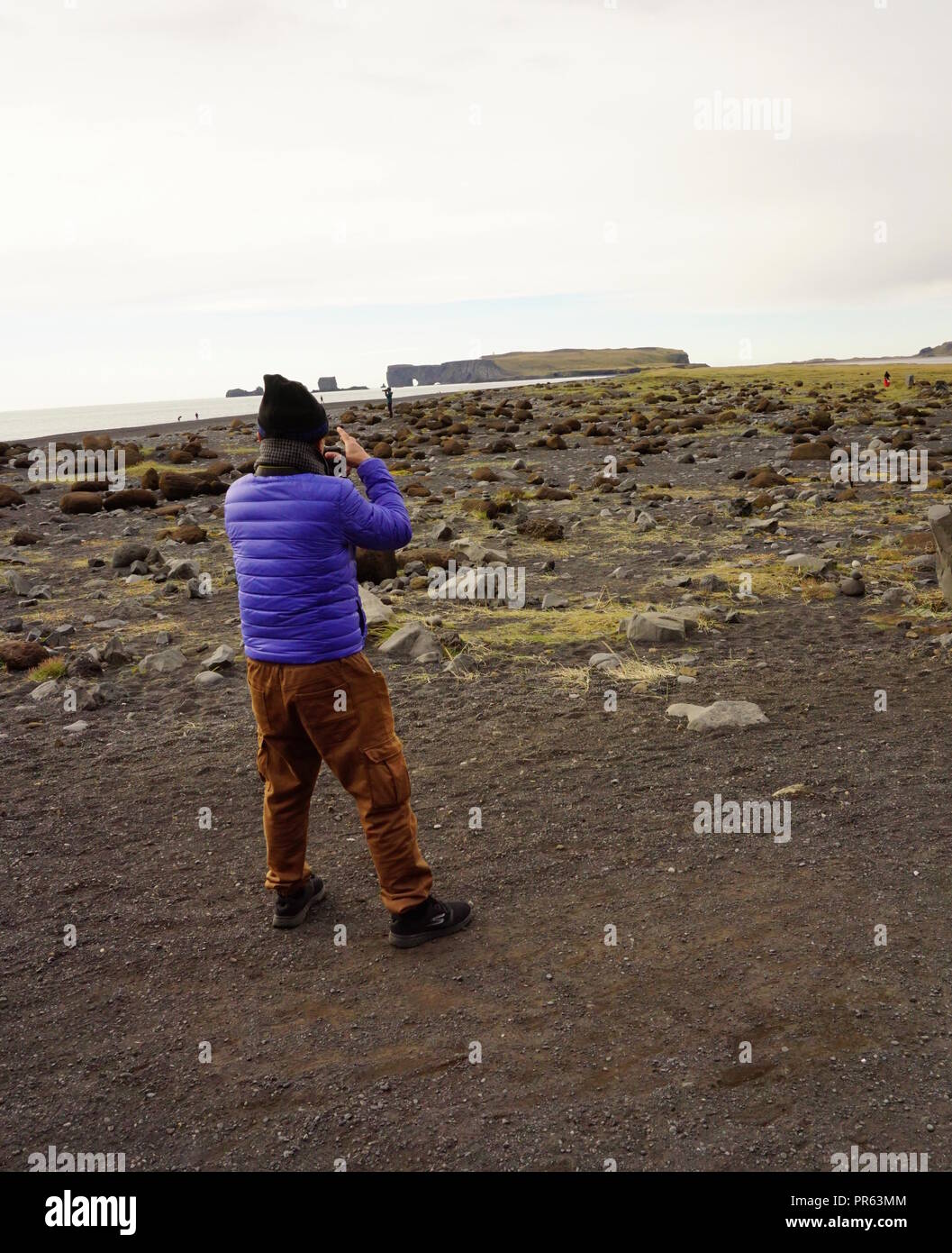 Photographie touristique plage de sable noir Reynisfjara qui jouit, en Islande Banque D'Images
