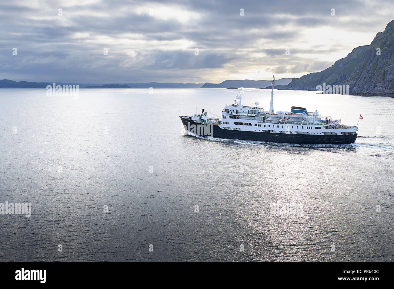 Historique Le Navire Hurtigruten, MS Lofoten, navigation vers le nord, au-dessus du cercle Arctique norvégien, la Norvège. Banque D'Images