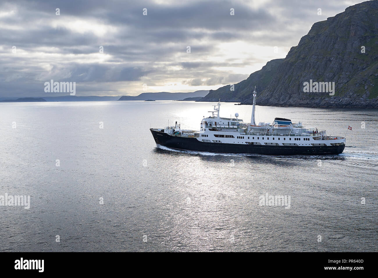 Historique Le Navire Hurtigruten, MS Lofoten, navigation vers le nord, au-dessus du cercle Arctique norvégien, la Norvège. Banque D'Images