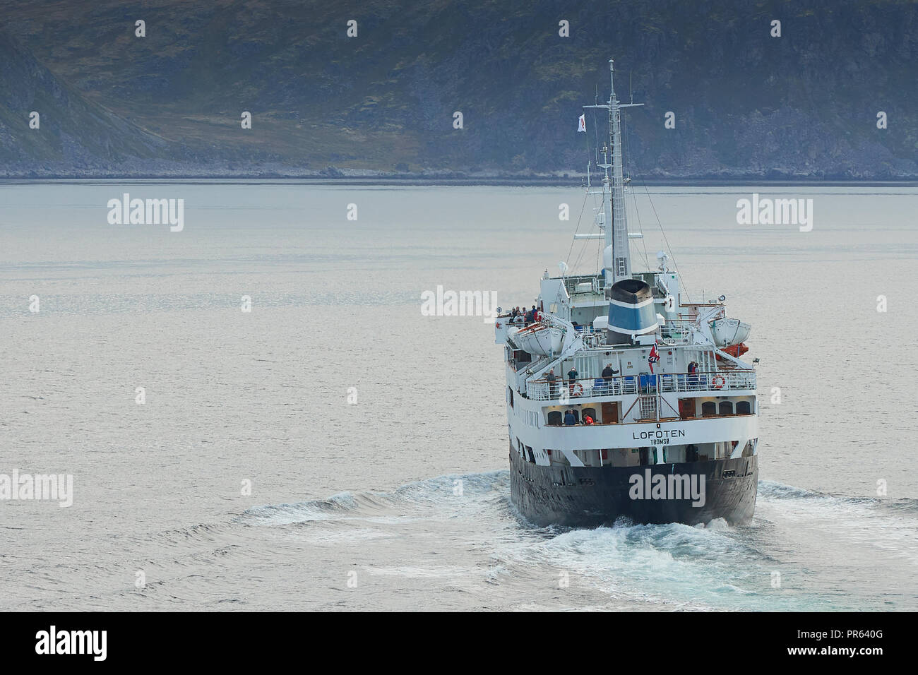 Historique Le Navire Hurtigruten, MS Lofoten, navigation vers le nord, au-dessus du cercle Arctique norvégien, la Norvège. Banque D'Images
