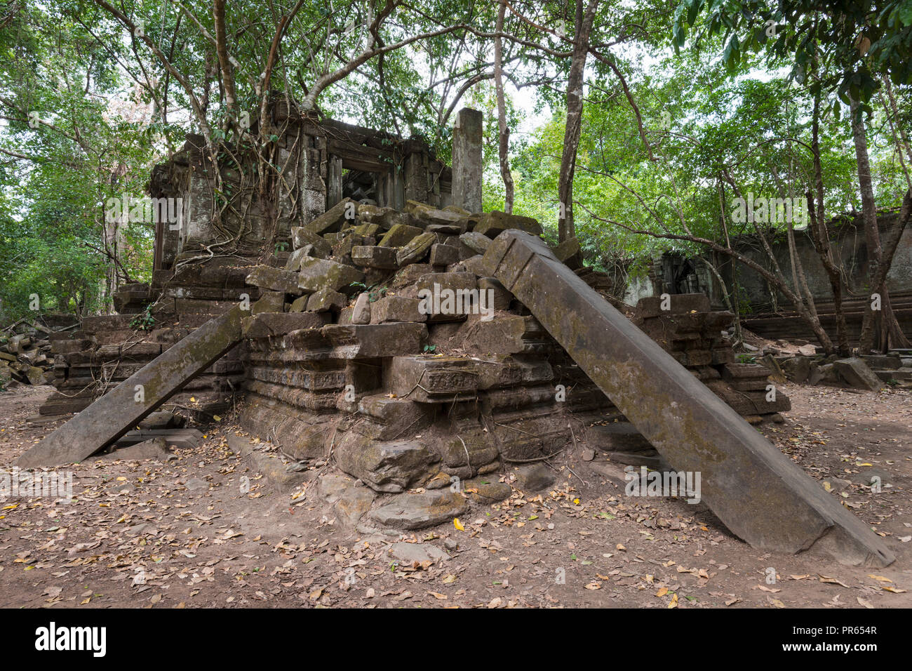 Ruines du temple hindou Prasat Beng Meala près de Siem Reap, Cambodge Banque D'Images