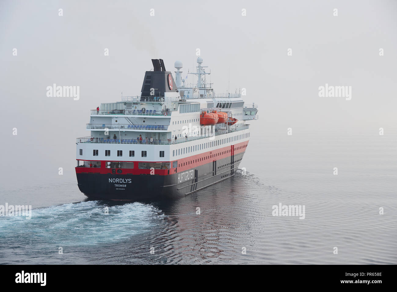 Le navire Hurtigruten, MS NORDLYS, au départ de Harstad, dans un épais brouillard matin de septembre. Le comté de Troms, Norvège. Banque D'Images