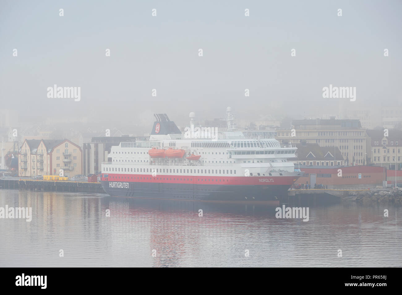 Le navire Hurtigruten, MS NORDLYS, amarré à Harstad, dans un épais brouillard matin de septembre. Le comté de Troms, Norvège. Banque D'Images