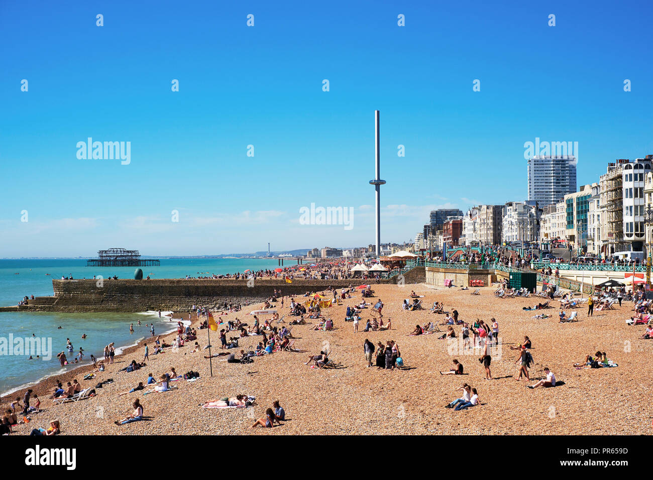 La plage de Brighton et le front de mer à l'égard de la nouvelle British Airways j360. Brighton Sussex England UK Banque D'Images