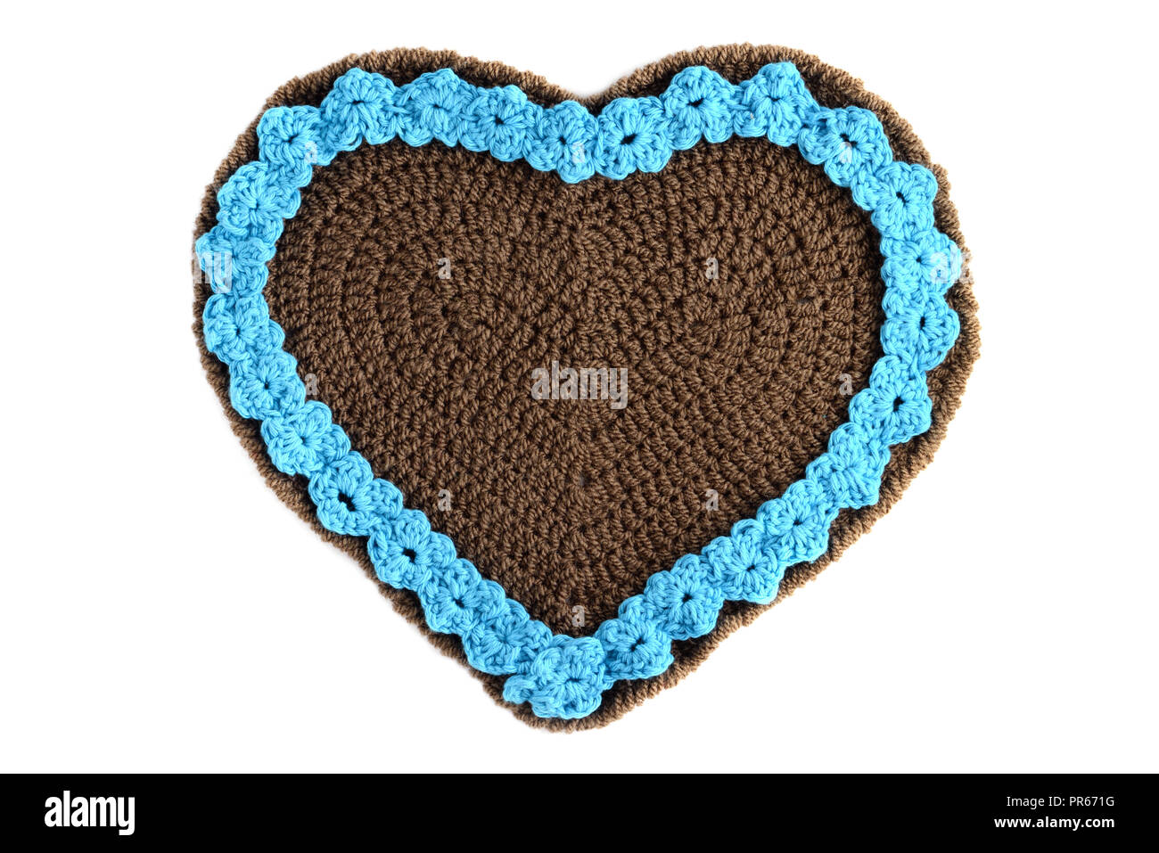 Hand crocheté Gingerbread heart shape valentines day gift avec copie espace blanc sur fond isolé. Banque D'Images
