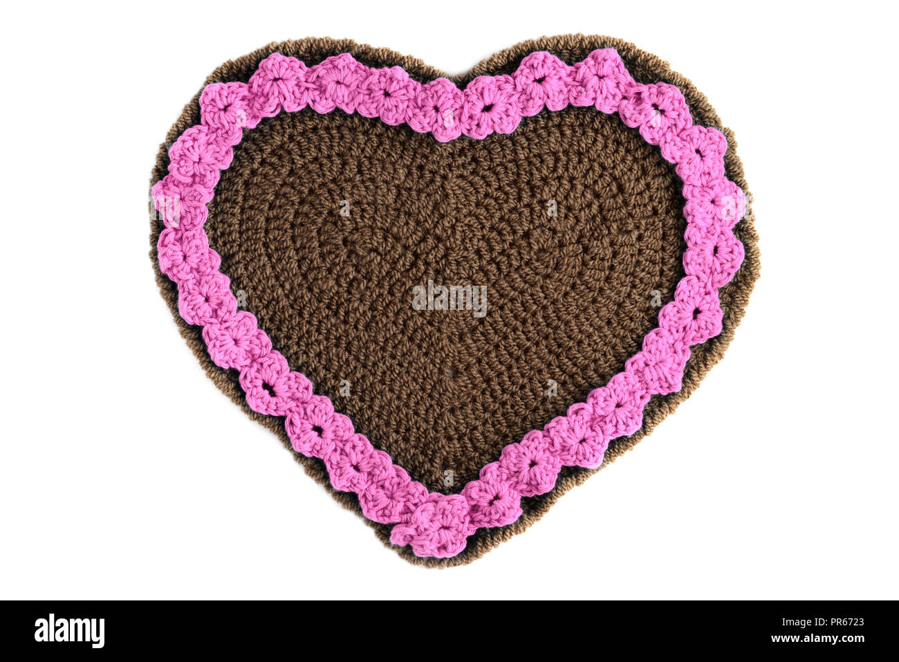 Hand crocheté Gingerbread heart shape valentines day gift avec copie espace blanc sur fond isolé. Banque D'Images