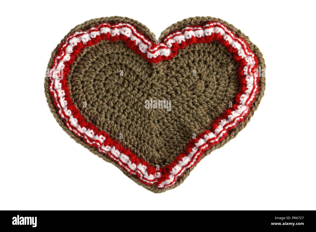 Hand crocheté Gingerbread heart shape valentines day gift avec copie espace blanc sur fond isolé. Banque D'Images