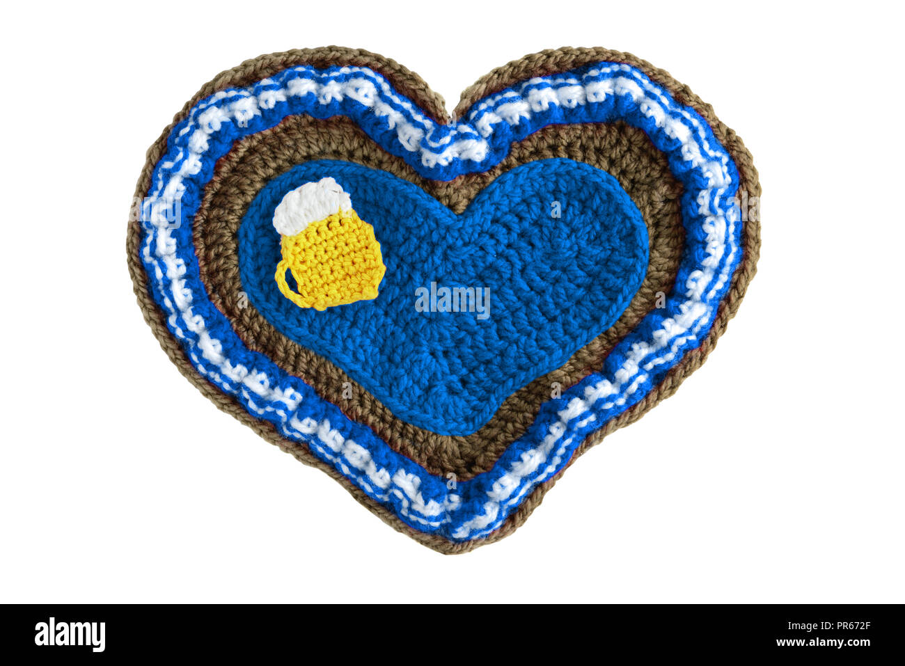 Hand crocheté Oktoberfest (angl. octoberfestival l'événement de la saison à Munich) Gingerbread heart shape valentines day gift avec copie espace isolé sur fond blanc Banque D'Images