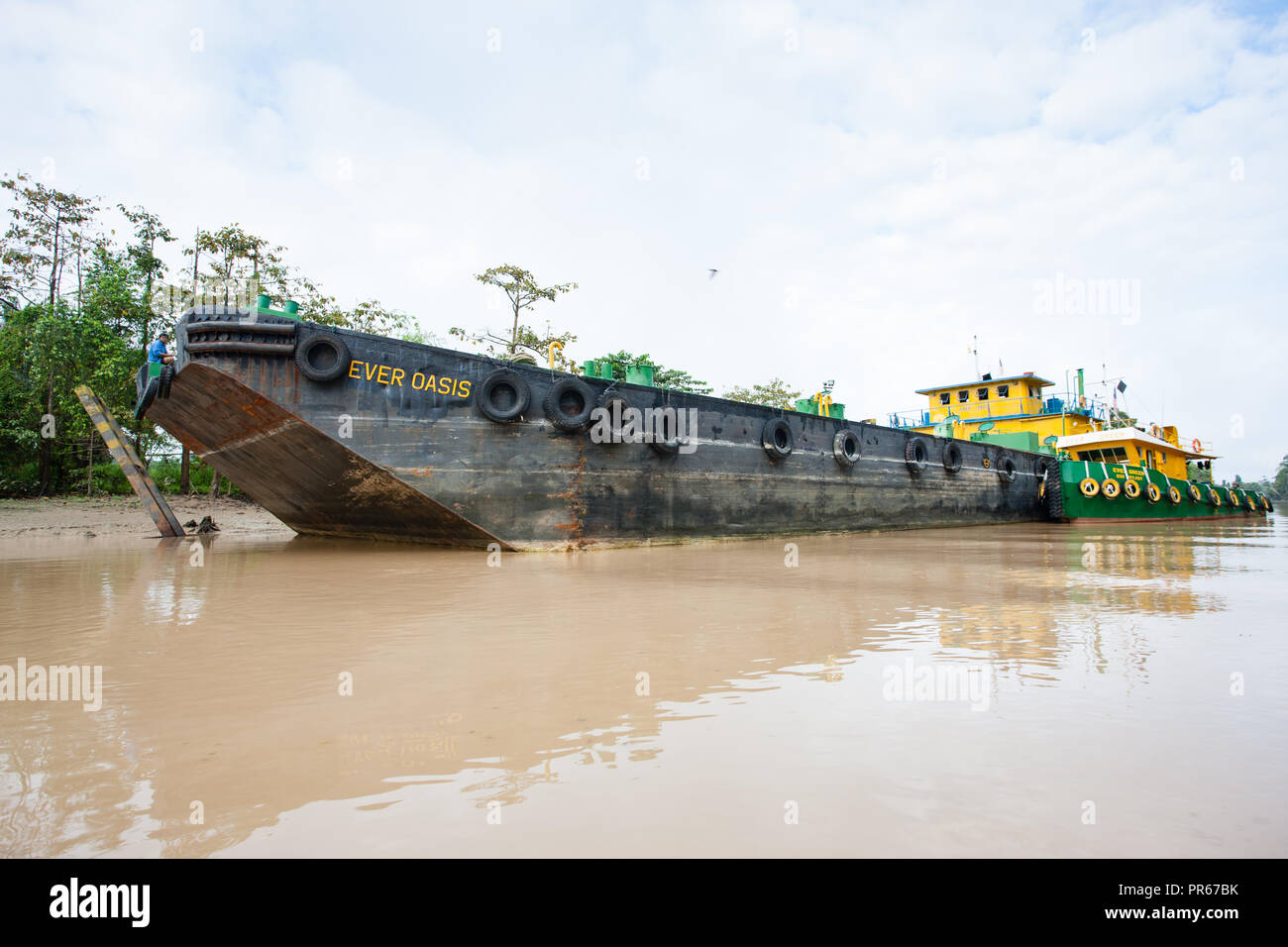 Palm oil tanker à une jetée sur la rivière Kinabatangan dans Sabah, Bornéo d'être chargé de l'huile de palme raffinée pour l'exportation Banque D'Images