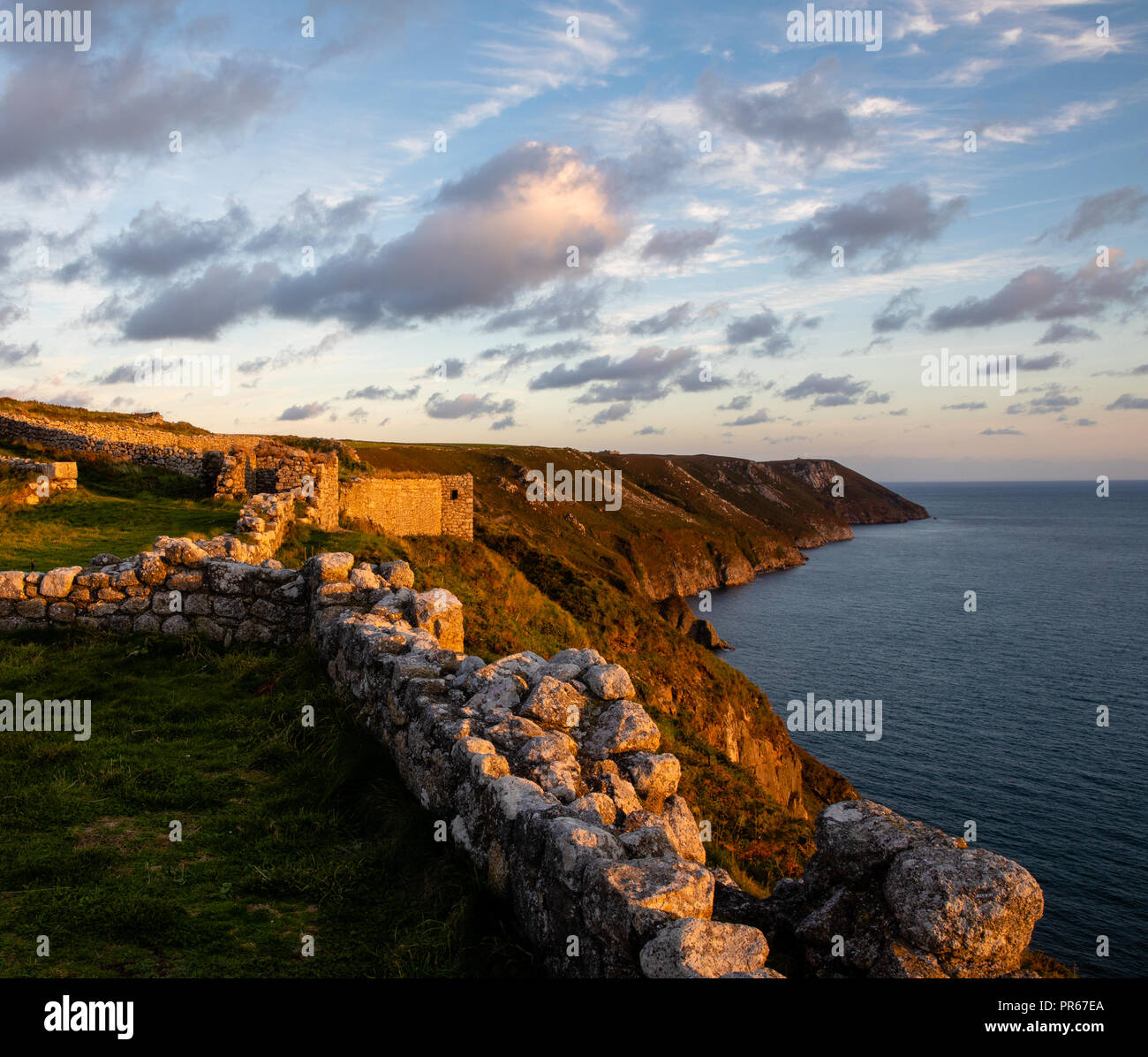Vue sur la côte est de Lundy de les murs extérieurs de Marisco Castle sur la pointe sud de l'île Banque D'Images