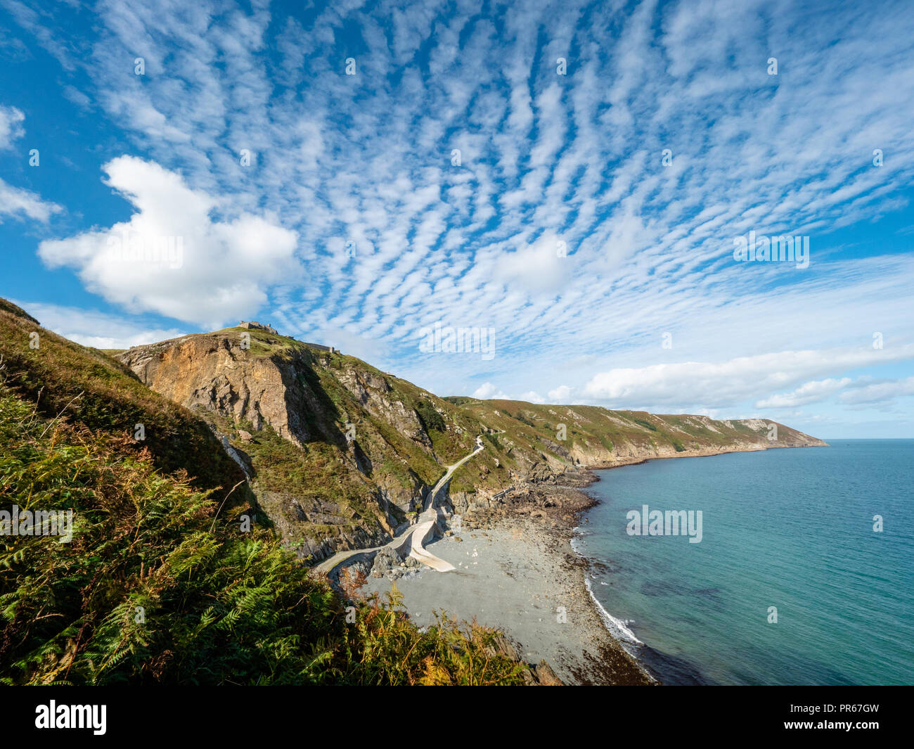 L'abri de la côte est et le seul chemin menant au village sur Lundy Island au large du coût du North Devon UK de dessus le petit port Banque D'Images