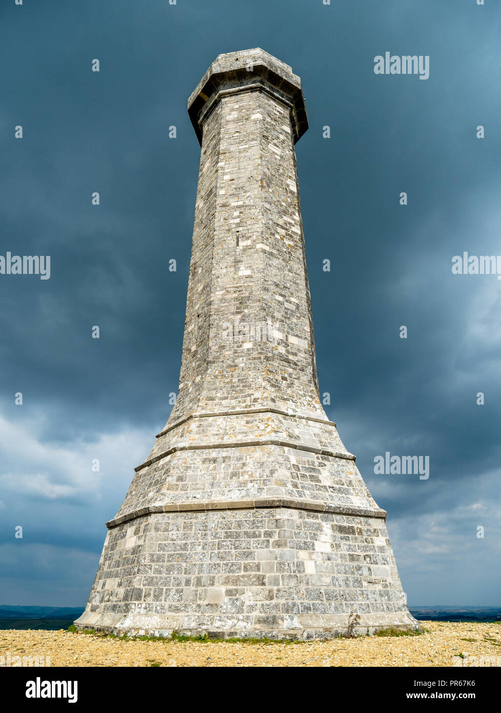 Ciels sombres derrière le monument à Hardy construit comme un mémorial pour le Vice-amiral sir Thomas Hardy, de la bataille de Trafalgar le Blackdown Hill dans le Dorset UK Banque D'Images
