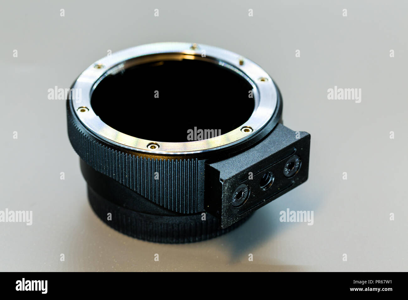 Adaptateur d'objectif téléconvertisseur sur arrière-plan, l'objectif de la caméra adaptateur pour un reflex numérique Banque D'Images