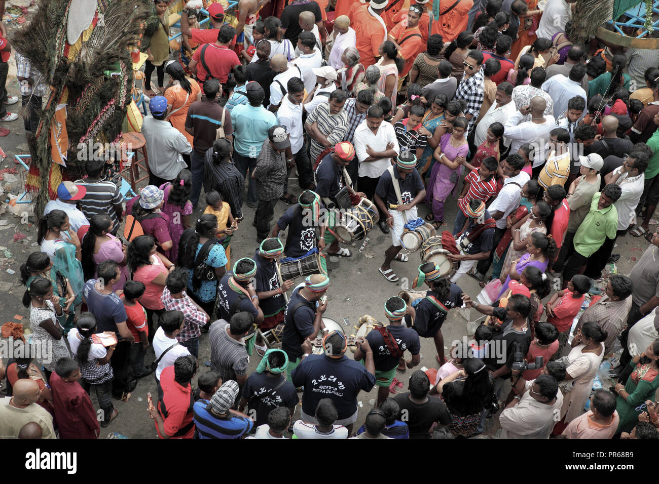 Musique genres porteurs kavadi à Thaipusam festival à Batu Caves, Malaisie Banque D'Images