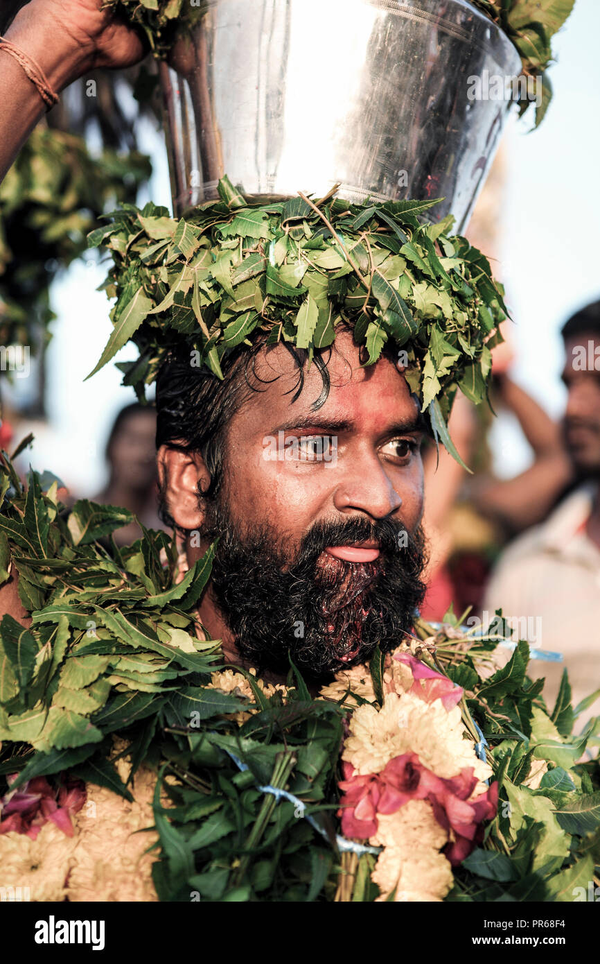 Kavadi à porteur Thaipusam fête hindoue dans les grottes de Batu, Malaisie Banque D'Images