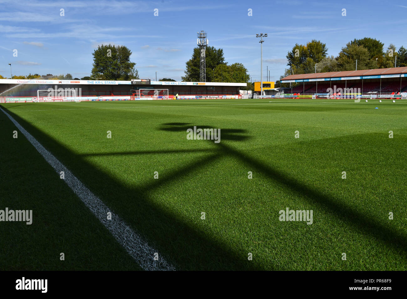 Une journée ensoleillée pour le match Sky Bet League 2 entre Crawley Town et Yeovil Town au stade Broadfield , Crawley , 29 sept 2018 - usage éditorial uniquement. Pas de merchandising. Pour les images de football, les restrictions FA et Premier League s'appliquent inc. Aucune utilisation Internet/mobile sans licence FAPL - pour plus de détails, contactez football Dataco Banque D'Images