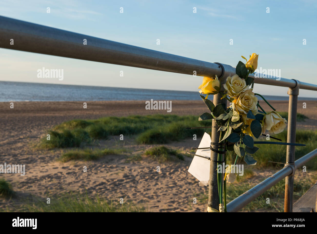 Hommage Floral/memorial lié à le front de garde-fous aux Winthorpe, Skegness, UK Banque D'Images