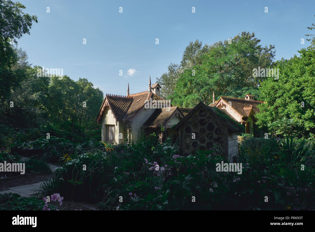 C'est l'île Duck Cottage dans St James Park, Londres. Construit en 1840 pour les oiseaux parcs keeper. Banque D'Images