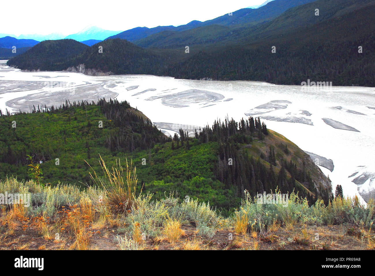 Une belle vue panoramique de la rivière Copper et montagnes au loin à partir d'une colline au bord de la rivière. Banque D'Images