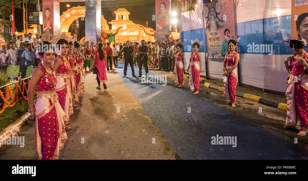 Ainsi, les jeunes,mesdames,bordée-up,pour la réception, les visiteurs,à Durga Puja,Pandal,Sreebhumi,Kolkata. Banque D'Images